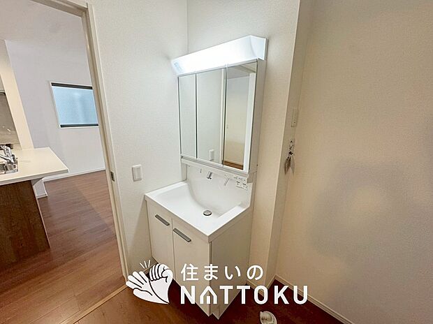 【洗面台・洗面所】鏡の両サイドは、必要なものを取出しやすく、大きな鏡面で朝の準備も快適。
使いやすいリフトアップ機能付きのシングルレバーシャワー水栓付です。

