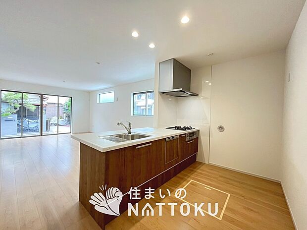 【現地写真(キッチン)】収納たっぷりのシステムキッチン、浄水器付水栓を標準装備しています。