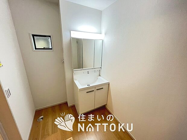 【洗面台・洗面所】鏡の両サイドは、必要なものを取出しやすく、大きな鏡面で朝の準備も快適。
使いやすいリフトアップ機能付きのシングルレバーシャワー水栓付です。