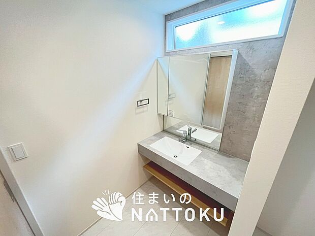 【洗面台・洗面所】鏡の両サイドは、必要なものを取出しやすく、大きな鏡面で朝の準備も快適。