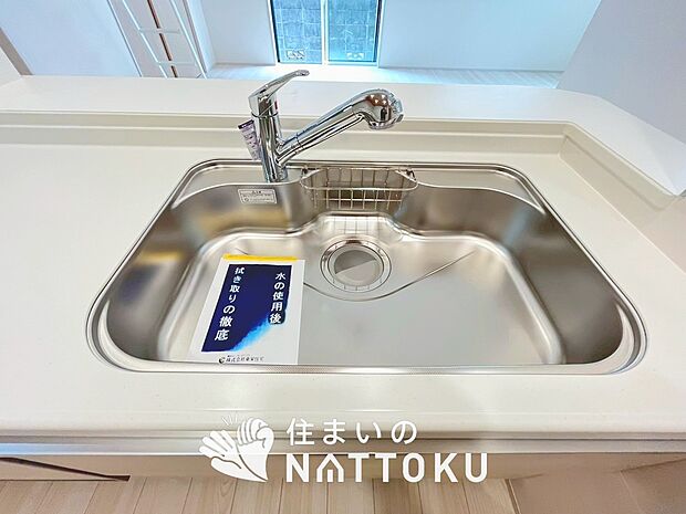 【浄水器内臓ハンドシャワー付シンク】広々とした凸型シンクに洗剤ポケットを標準装備。すっきり収納できます。
また、蛇口の先端に浄水器を内蔵しているため場所をとりません。