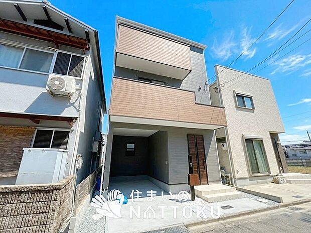 【現地写真(外観)】雨で汚れを落とし、耐久性・耐候性に優れた外壁を使用しています。