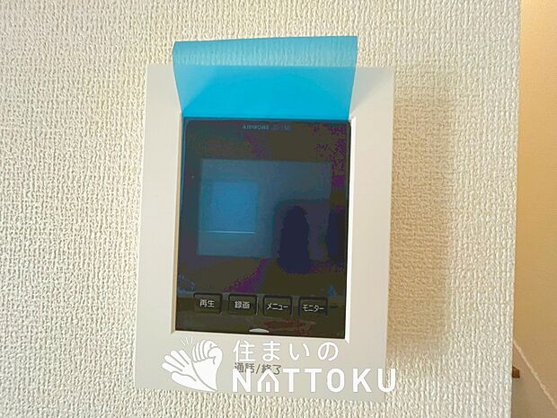 【TVモニター付インターホン】録画機能付きで、自動録画のほか、手動録画もできます。
受話、呼出音量の調整、明るさ調整が可能です。また、来訪者をズーム機能でズームアップして確認できます。