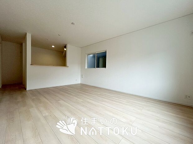 【現地写真（リビング）】フローリング材には、木目、色調など木材特有の風合いがあり、ナチュラルな美しさになっています。