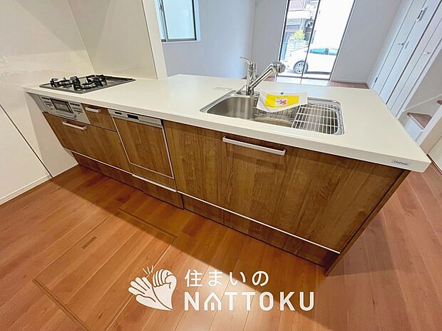 【現地写真(キッチン)】収納たっぷりのシステムキッチン、浄水器付水栓を標準装備しています。