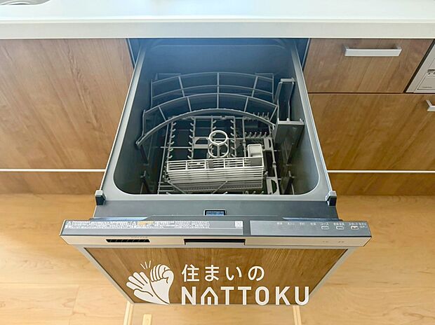 【食器洗い乾燥機】食後の時間にゆとりを与えてくれる食器洗い乾燥機。
操作ボタンも上面にあるので、腰をかがめずに操作ができラクラクです。