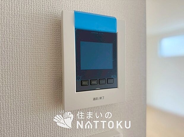 【TVモニター付インターホン】来訪者を画像と音声で確認できる、防犯性に優れた安心のシステム。
スッキリしたデザインで、誰でも簡単に操作できます。