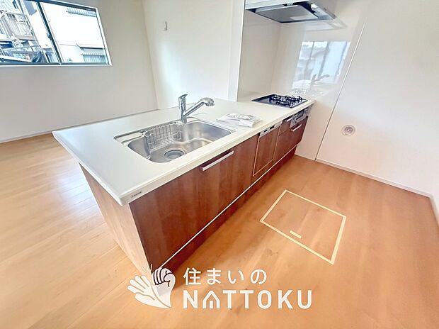 【現地写真(キッチン)】収納たっぷりのシステムキッチン、浄水器付水栓を標準装備しています。