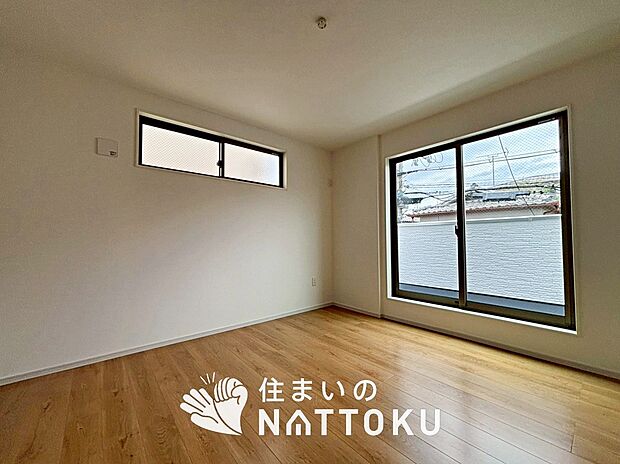 【現地写真（寝室）】木目の美しさを際立たせるシンプルデザインの建具を使用しています。