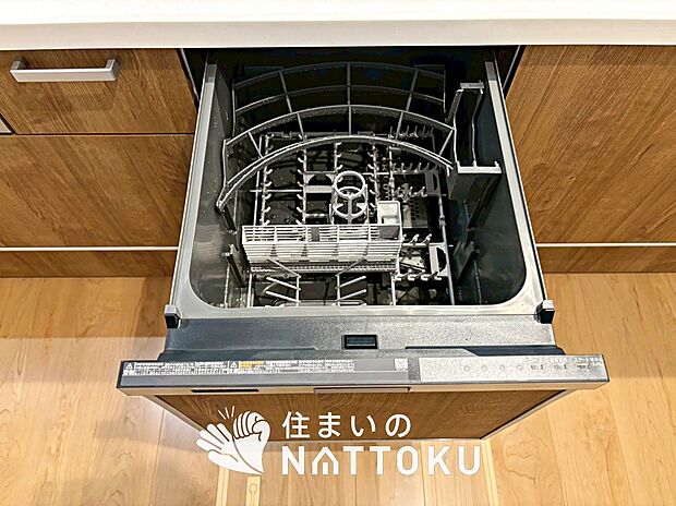 【食器洗い乾燥機】食後の時間にゆとりを与えてくれる食器洗い乾燥機。
操作ボタンも上面にあるので、腰をかがめずに操作ができラクラクです。
