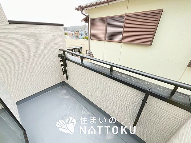【バルコニー】奥行きが広く、洗濯物をゆったりと干せる十分な広さで、家族の洗濯も捗ります。