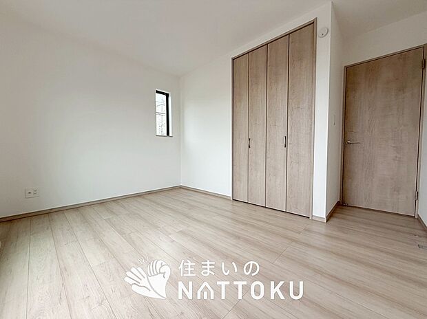 【現地写真(寝室)】木目の美しさを際立たせるシンプルデザインの建具を使用しています。