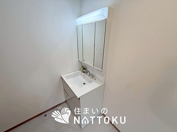 【洗面台・洗面所】鏡の両サイドは、必要なものを取出しやすく、大きな鏡面で朝の準備も快適。
使いやすいリフトアップ機能付きのシングルレバーシャワー水栓付です。