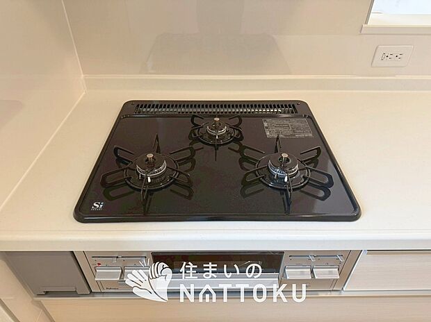 【ビルトインコンロ】フラットな構造で清掃性が高く、過熱防止センサー付3口タイプで日頃の家事も快適です。