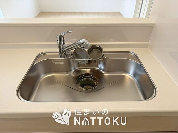 【浄水器内臓ハンドシャワー付シンク】広々とした凸型シンクに洗剤ポケットを標準装備。すっきり収納できます。
また、蛇口の先端に浄水器を内蔵しているため場所をとりません。