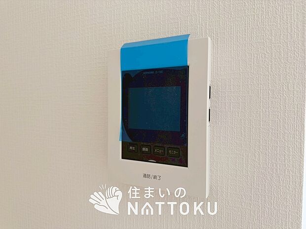 【TVモニター付インターホン】手放し通話ができ、送話表示灯で送話・受話状態が確認できます。
映像と音声で玄関先の様子をチェックできるモニター機能や、夜間の訪問者の顔も確認できるLEDライトを装備しています。