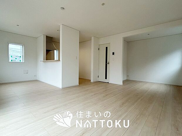 【現地写真(リビング)】フローリング材には、木目、色調など木材特有の風合いがあり、ナチュラルな美しさになっています。