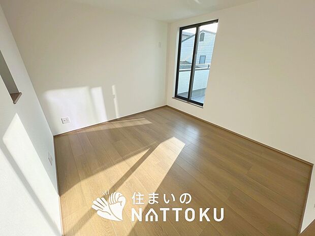 【現地写真(寝室)】木目の美しさを際立たせるシンプルデザインの建具を使用しています。