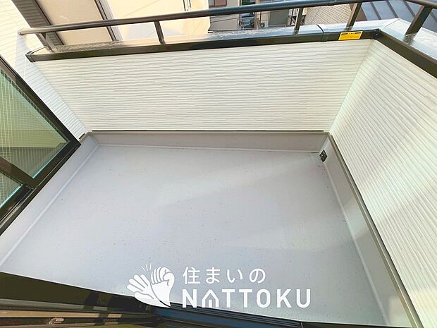 【バルコニー】奥行きが広く、洗濯物をゆったりと干せる十分な広さで、家族の洗濯も捗ります。