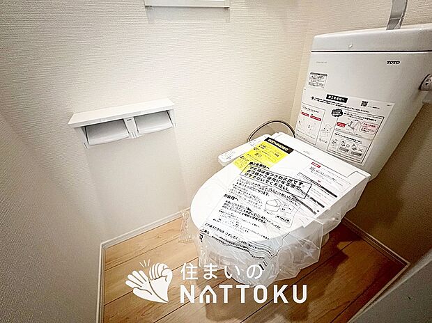 【トイレ】汚れてもサッとひと拭きでお手入れ簡単、エコ仕様の温水洗浄便座付きのトイレです。
バリアフリーにも配慮しています。