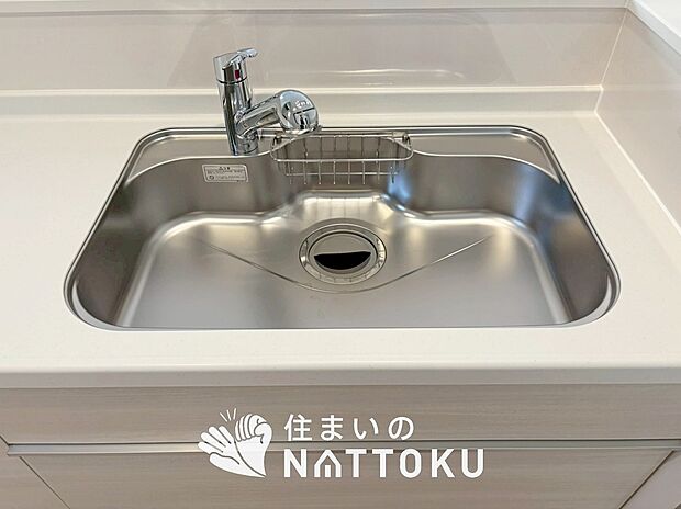 【浄水器内臓ハンドシャワー付シンク】広々とした凸型シンクに洗剤ポケットを標準装備。すっきり収納できます。
また、蛇口の先端に浄水器を内蔵しているため場所をとりません。