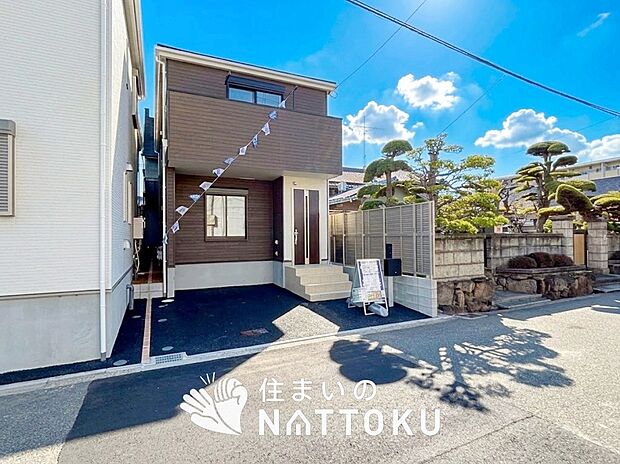 【現地写真(外観)【1号地】】軽くて火災に強い屋根材を採用し、地震時の建物への負担や揺れを軽減しています。