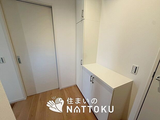 【現地写真(玄関)】玄関には、大型のシューズ収納を設置しています。