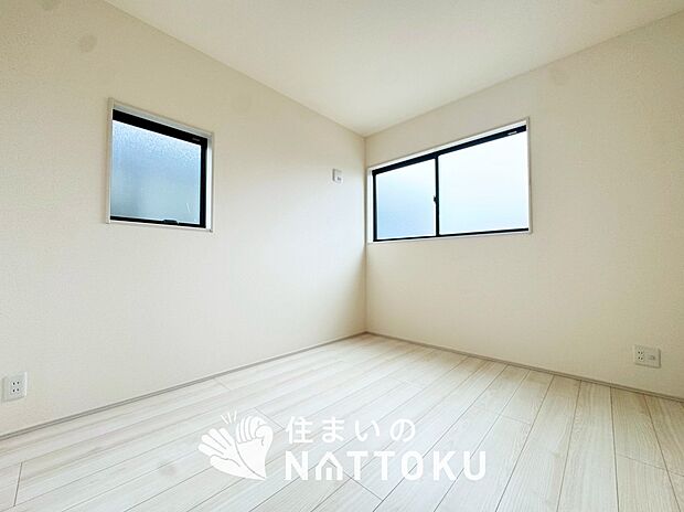 【現地写真(洋室)】木目の美しさを際立たせるシンプルデザインの建具を使用しています。