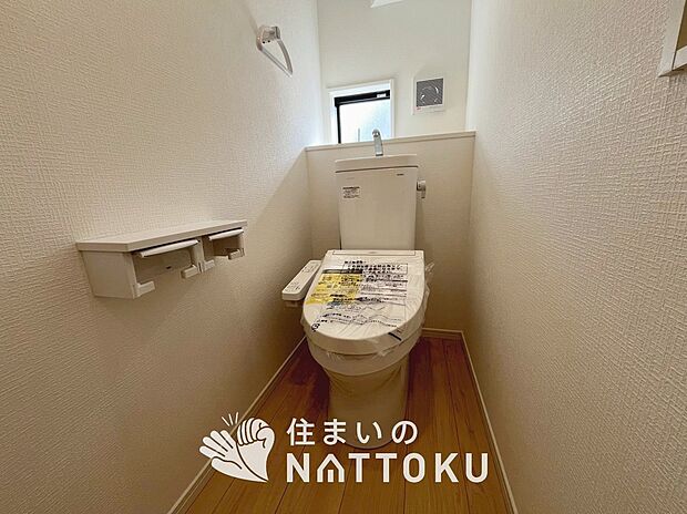 【トイレ	 】汚れてもサッとひと拭きでお手入れ簡単、エコ仕様の温水洗浄便座付きのトイレです。
バリアフリーにも配慮しています。
