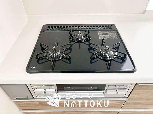 【ビルトインコンロ 】フラットな構造で清掃性が高く、過熱防止センサー付3口タイプで日頃の家事も快適です。