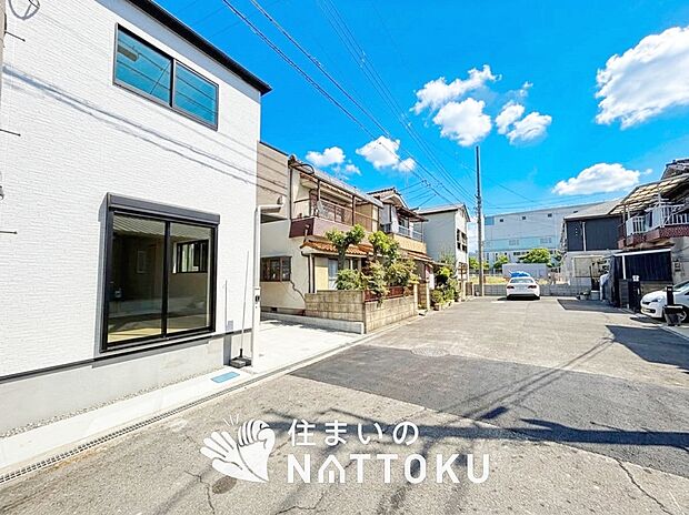 【現地写真(前道含む外観)】お引渡し後も無償の定期点検を行っており、暮らしの安心をお届けしています。