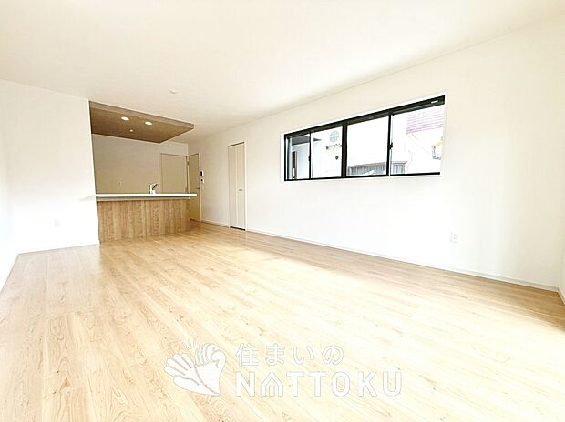 【現地写真(リビング)】フローリング材には、木目、色調など木材特有の風合いがあり、ナチュラルな美しさになっています。