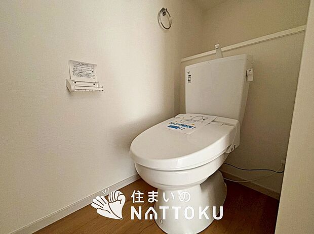 【トイレ 】汚れてもサッとひと拭きでお手入れ簡単、エコ仕様の温水洗浄便座付きのトイレです。
バリアフリーにも配慮しています。