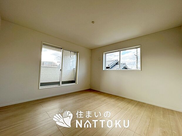 【現地写真(洋室)】木目の美しさを際立たせるシンプルデザインの建具を使用しています。