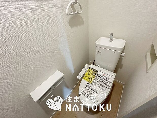 【トイレ 】汚れてもサッとひと拭きでお手入れ簡単、エコ仕様の温水洗浄便座付きのトイレです。
バリアフリーにも配慮しています。