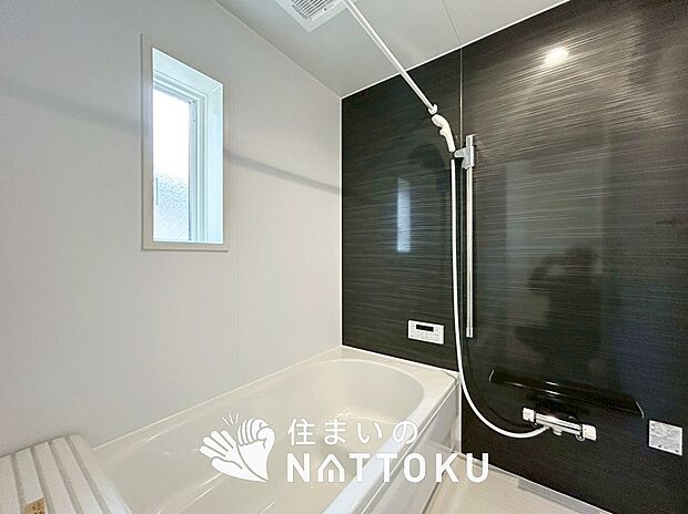 【現地写真(浴室)】浴室暖房乾燥機付き。1坪タイプで広々です。