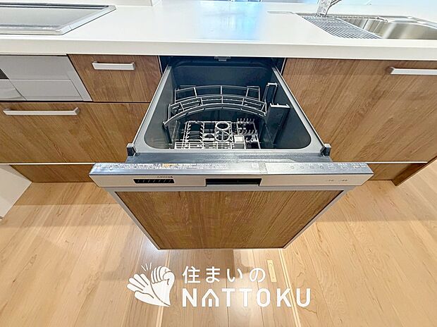 【食器洗い乾燥機】食後の時間にゆとりを与えてくれる食器洗い乾燥機。
操作ボタンも上面にあるので、腰をかがめずに操作ができラクラクです。