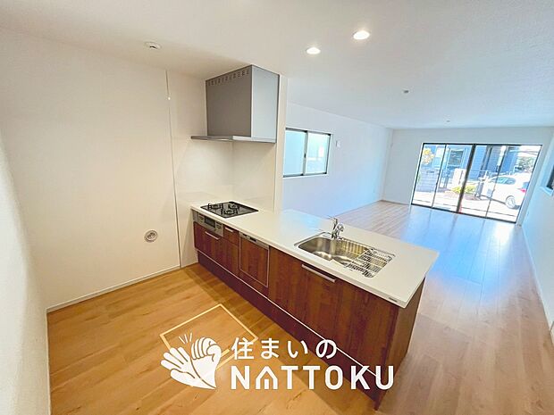 【現地写真(キッチン)】収納たっぷりのシステムキッチン、浄水器付水栓を標準装備しています。