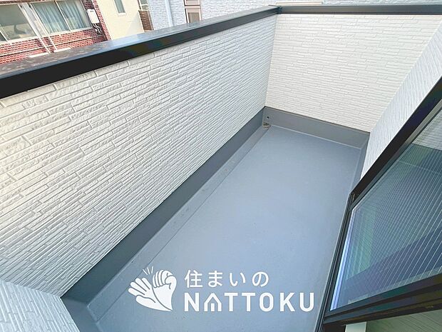 【バルコニー】奥行きが広く、洗濯物をゆったりと干せる十分な広さで、家族の洗濯も捗ります。