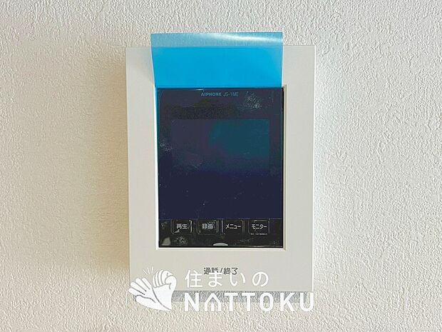 【TVモニター付インターホン】来訪者を画像と音声で確認できる、防犯性に優れた安心のシステム。
スッキリしたデザインで、誰でも簡単に操作できます。