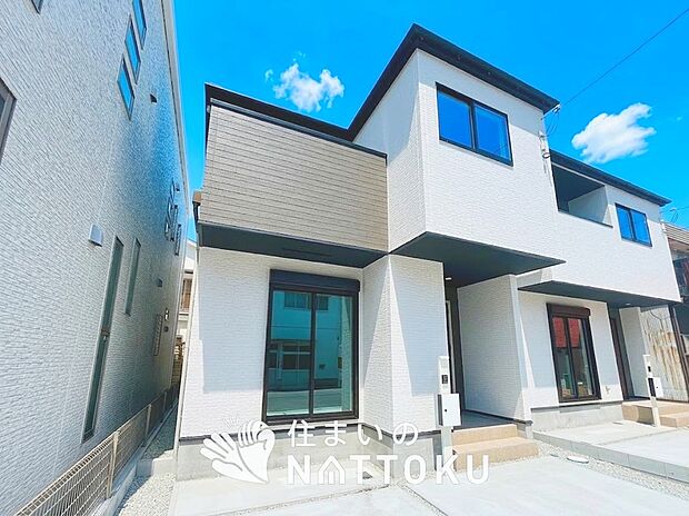 【現地写真(外観)【1号地】】軽くて火災に強い屋根材を採用し、地震時の建物への負担や揺れを軽減しています。