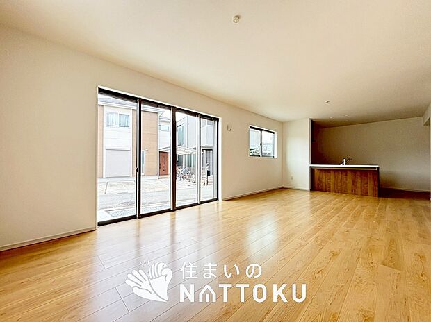 【現地写真(リビング)】フローリング材には、木目、色調など木材特有の風合いがあり、ナチュラルな美しさになっています。