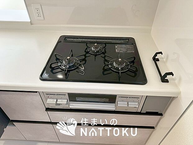 【ビルトインコンロ】フラットな構造で清掃性が高く、過熱防止センサー付3口タイプで日頃の家事も快適です。