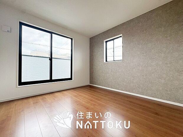 【現地写真(寝室)】木目の美しさを際立たせるシンプルデザインの建具を使用しています。