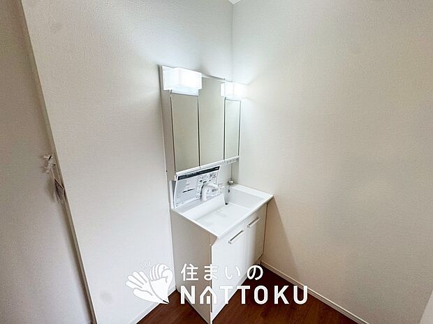 【洗面台・洗面所】鏡の両サイドは、必要なものを取出しやすく、大きな鏡面で朝の準備も快適。
使いやすいリフトアップ機能付きのシングルレバーシャワー水栓付です。