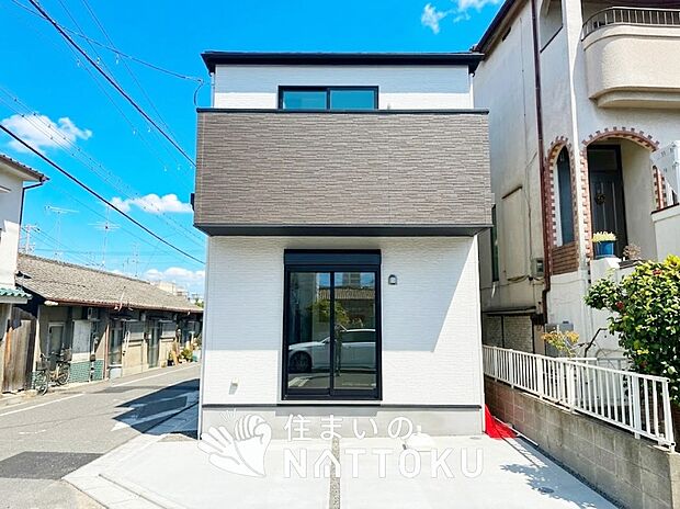 【現地写真(外観)】軽くて火災に強い屋根材を採用し、地震時の建物への負担や揺れを軽減しています。