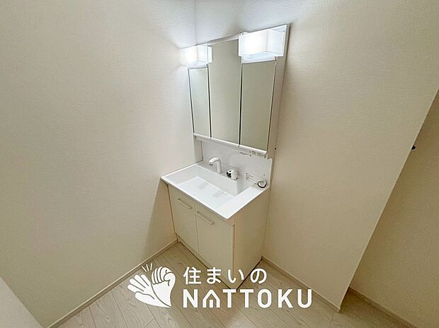 【洗面台・洗面所】鏡の両サイドは、必要なものを取出しやすく、大きな鏡面で朝の準備も快適。
使いやすいリフトアップ機能付きのシングルレバーシャワー水栓付です。