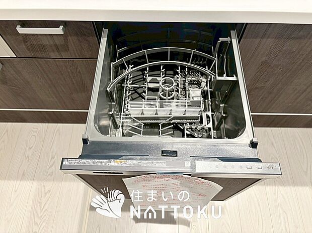 【食器洗い乾燥機】食後の時間にゆとりを与えてくれる食器洗い乾燥機。
操作ボタンも上面にあるので、腰をかがめずに操作ができラクラクです。