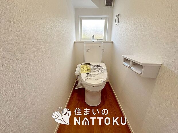 【トイレ】汚れてもサッとひと拭きでお手入れ簡単、エコ仕様の温水洗浄便座付きのトイレです。
バリアフリーにも配慮しています。