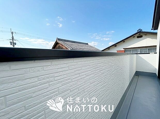 【バルコニー】奥行きが広く、洗濯物をゆったりと干せる十分な広さで、家族の洗濯も捗ります。